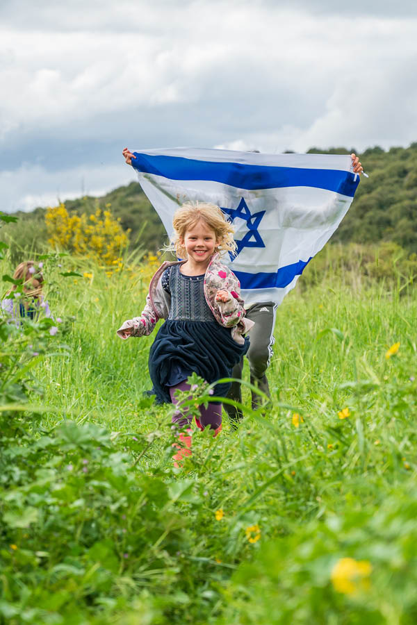 children running with israeli flag